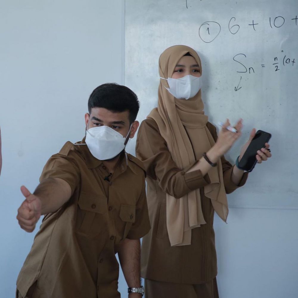 Biasa tampil kocak, begini 7 momen Fadil Jaidi jadi guru di Lombok