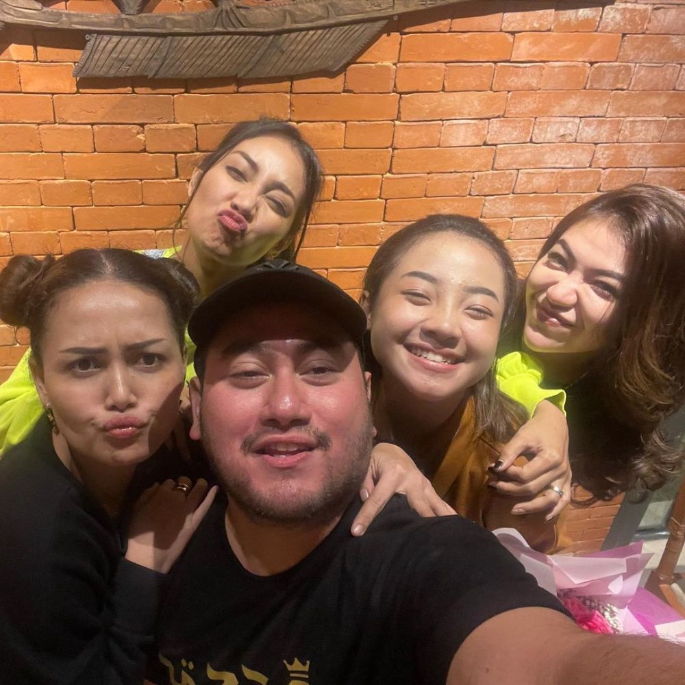 9 Momen ultah Findi Artika Bintang Pantura 6, Nassar beri buket bunga