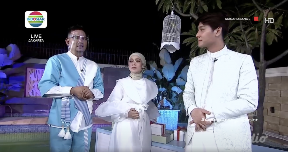 9 Detail gaya Lesty di akikahan baby L, gaunnya panjang menjuntai