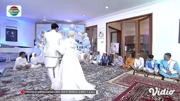 9 Detail gaya Lesty di akikahan baby L, gaunnya panjang menjuntai