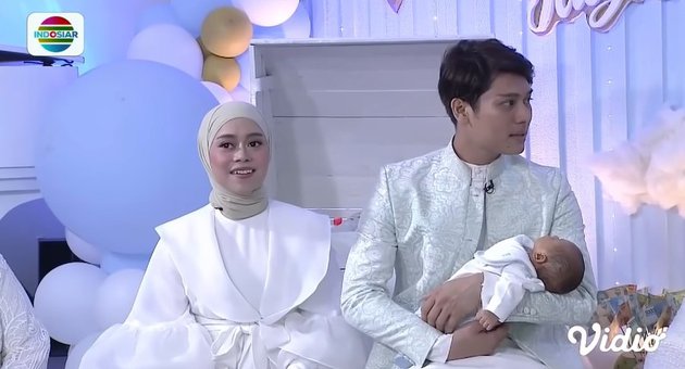 9 Detail gaya Lesty di akikahan baby L, gaunnya panjang menjuntai