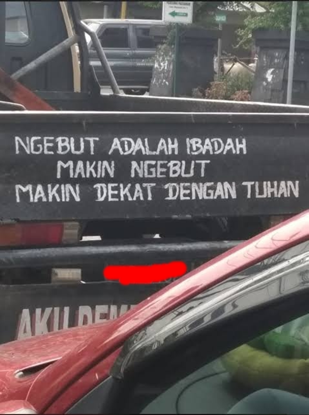 15 Tulisan nyeleneh di badan mobil, bikin auto senyum lebar