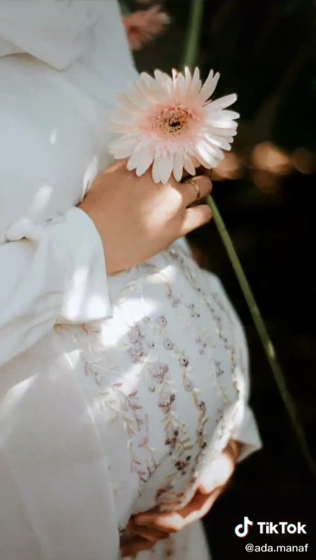 Wanita ini foto maternity dekat kandang ayam, 9 hasil potretnya keren