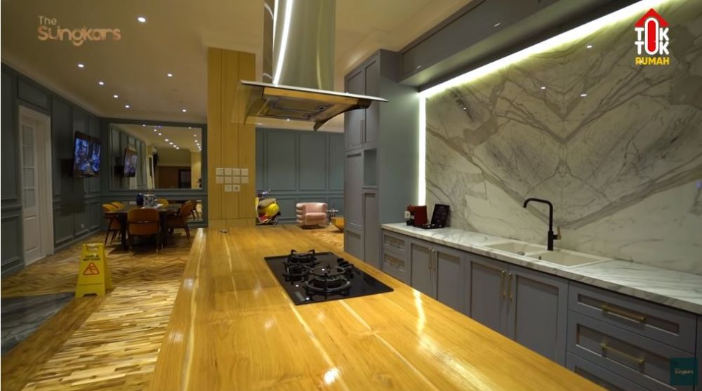 9 Potret dapur Zaskia Sungkar usai direnovasi, dilengkapi meja bar