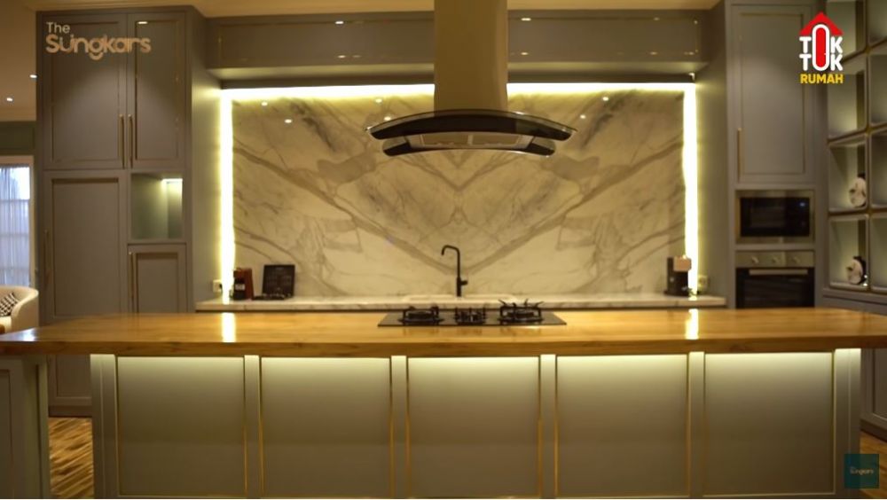 9 Potret dapur Zaskia Sungkar usai direnovasi, dilengkapi meja bar