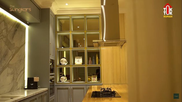 9 Potret dapur Zaskia Sungkar usai direnovasi, dilengkapi meja bar