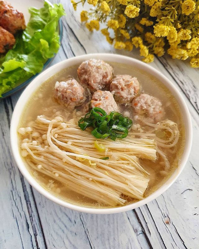 Resep sup bola daging jamur enoki, lezatnya bikin anak auto doyan