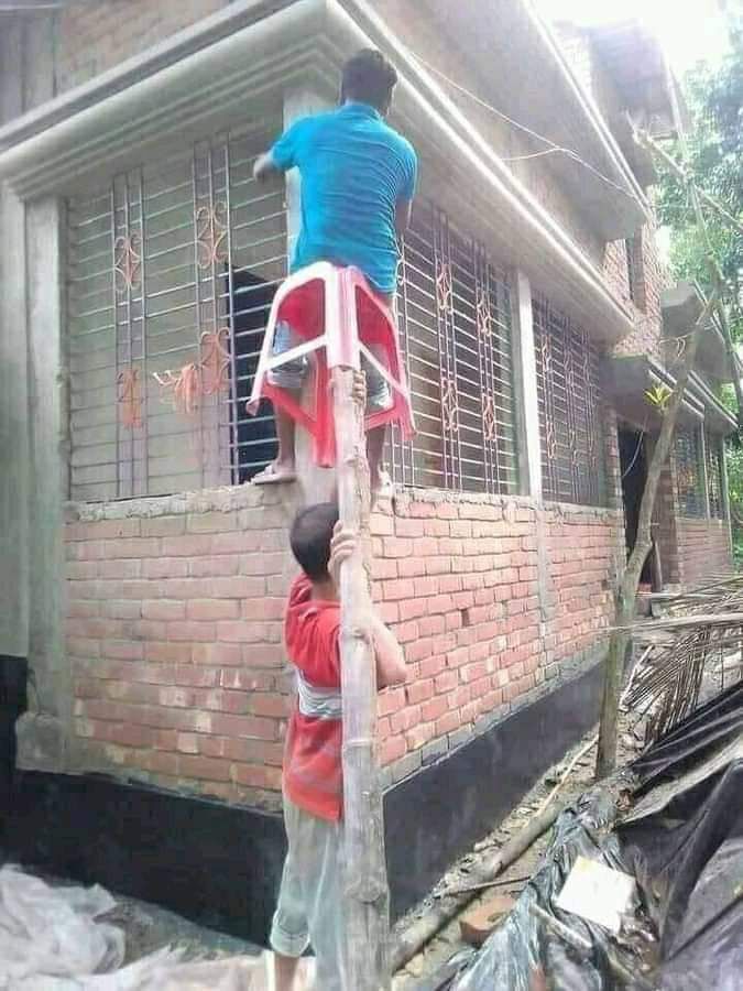 11 Potret lucu susahnya jadi kuli bangunan, sampai jungkir balik