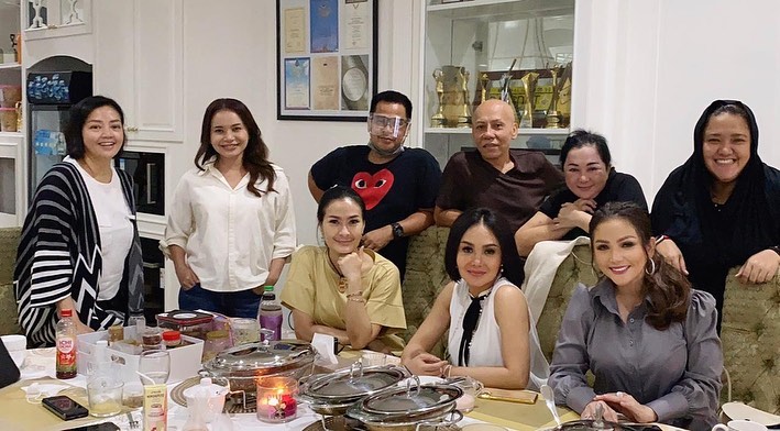 11 Gaya Yuni Shara ikut geng arisan Kepompong, konsisten bak ABG