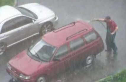 11 Momen kocak orang bersihkan kendaraan aksinya bikin geleng kepala
