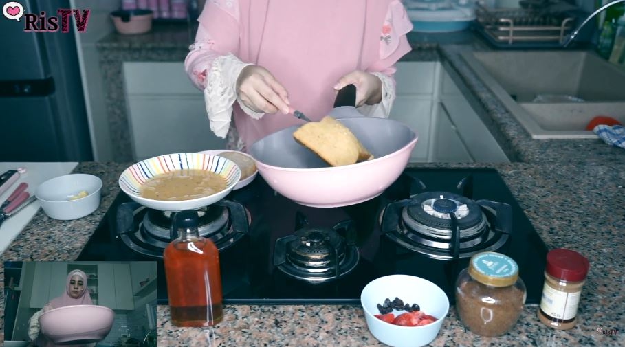 Cuma lima menit, ini 9 langkah Risty Tagor bikin roti goreng manis