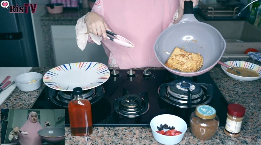 Cuma lima menit, ini 9 langkah Risty Tagor bikin roti goreng manis