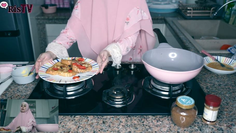 Cuma lima menit, ini 9 langkah Risty Tagor bikin roti goreng manis