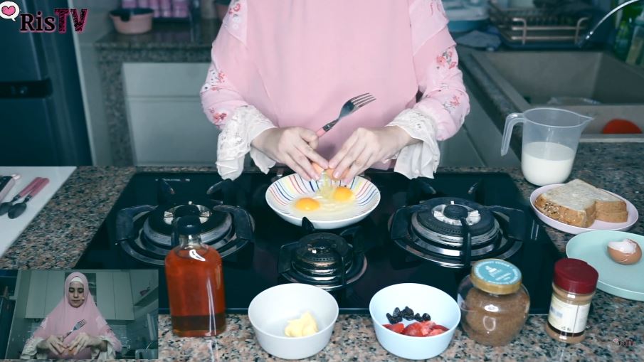 Cuma lima menit, ini 9 langkah Risty Tagor bikin roti goreng manis