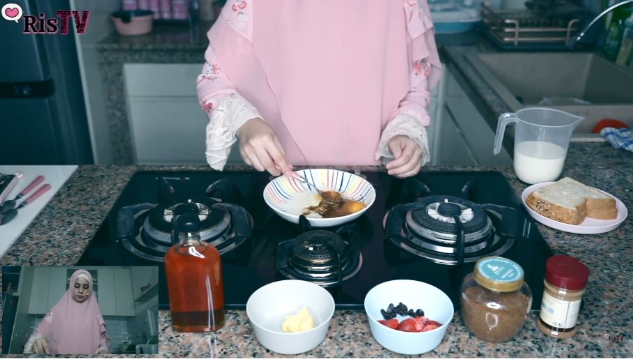 Cuma lima menit, ini 9 langkah Risty Tagor bikin roti goreng manis