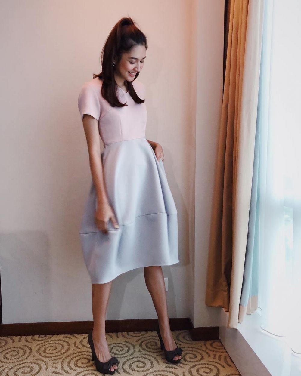 11 Gaya Mikha Tambayong saat kondangan, outfit di nikahan Vidi memukau