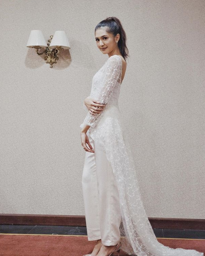 11 Gaya Mikha Tambayong saat kondangan, outfit di nikahan Vidi memukau