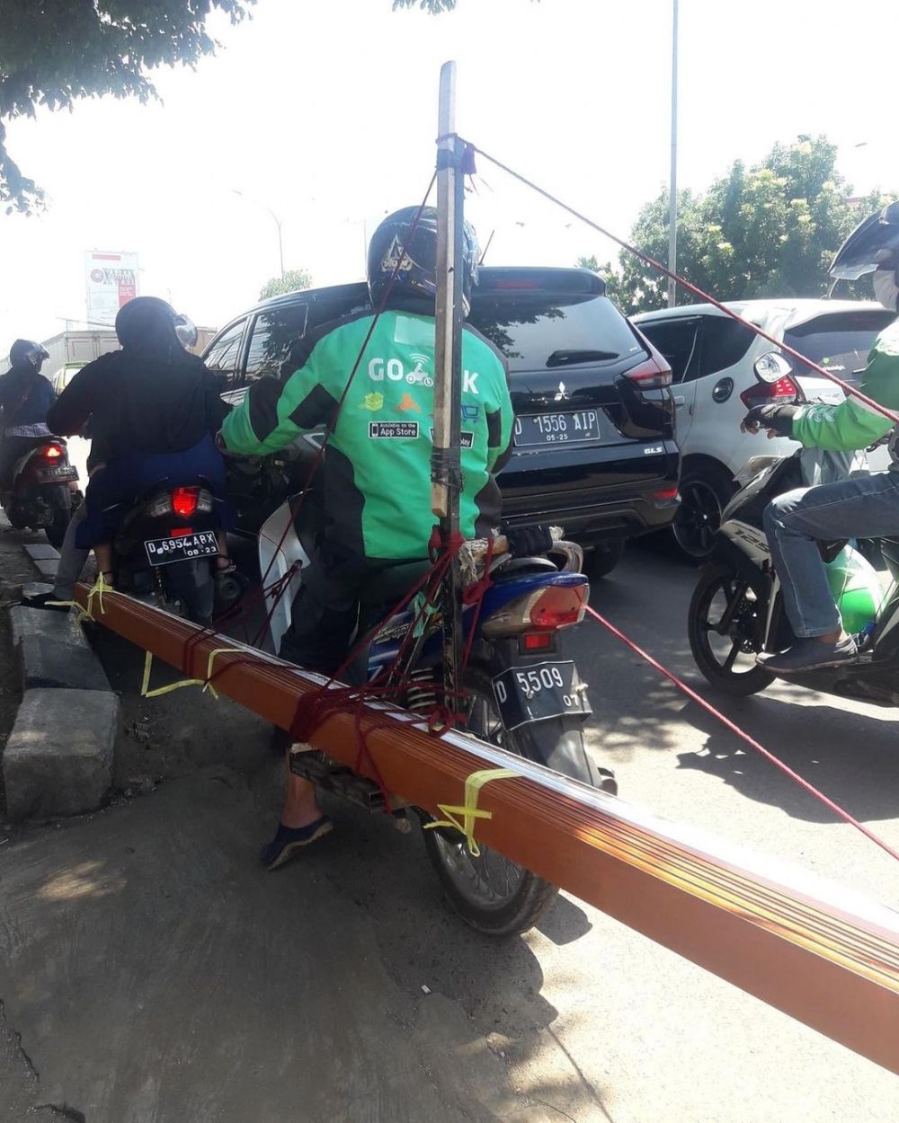 11 Barang dibawa driver ojek online ini bikin pengendara susah lewat