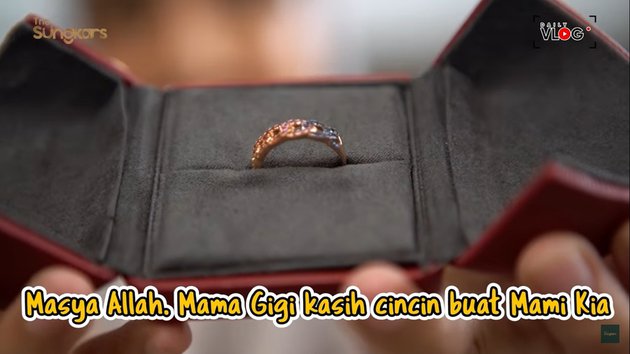 11 Momen Zaskia Sungkar buka kado akikah, cincin berlian dari Nagita