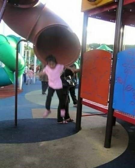 15 Penampakan nyeleneh di wahana bermain ini bikin bingung lihatnya