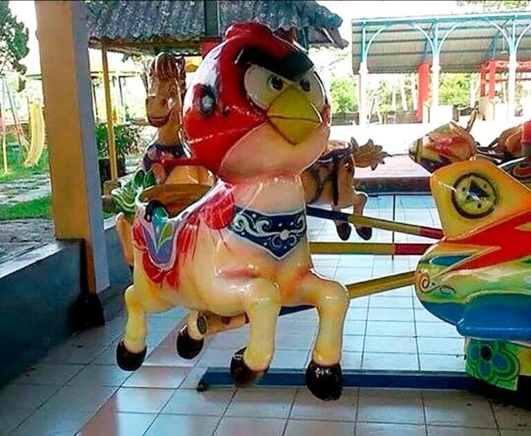 15 Penampakan nyeleneh di wahana bermain ini bikin bingung lihatnya