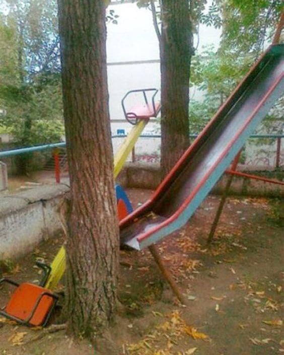 15 Penampakan nyeleneh di wahana bermain ini bikin bingung lihatnya