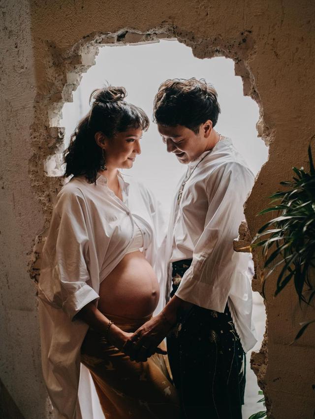 Gaya maternity shoot Nadine Chandrawinata & suami berbagai sumber