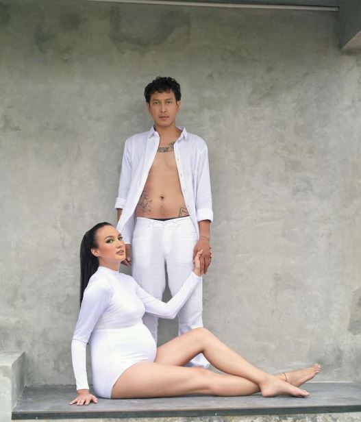 9 Gaya maternity shoot Nadine Chandrawinata, Dimas Anggara pamer tato