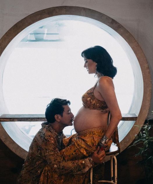 9 Gaya maternity shoot Nadine Chandrawinata, Dimas Anggara pamer tato