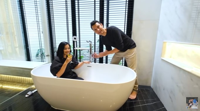11 Potret kamar mandi mewah di rumah Titi Kamal, gunakan smart closet
