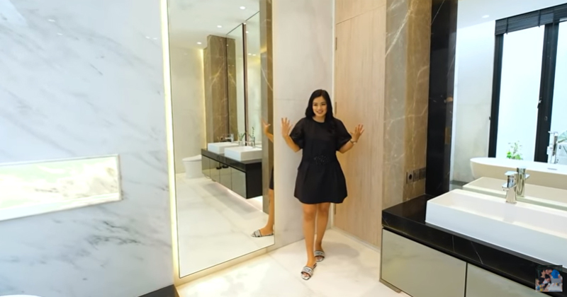 11 Potret kamar mandi mewah di rumah Titi Kamal, gunakan smart closet