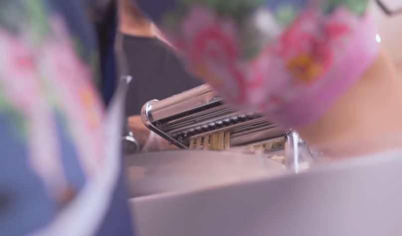 9 Langkah Dewi Zuhriati ibu Fuji bikin kue bawang, renyah dan gurih