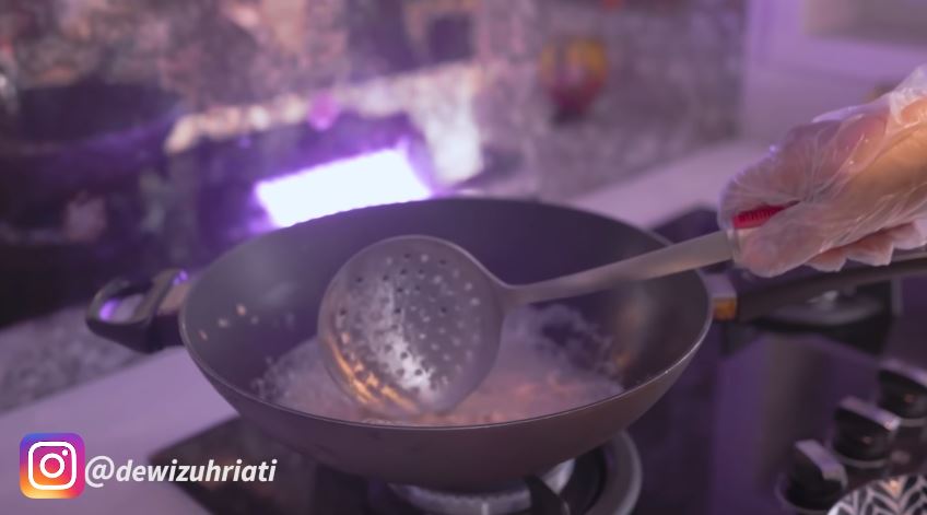 9 Langkah Dewi Zuhriati ibu Fuji bikin kue bawang, renyah dan gurih