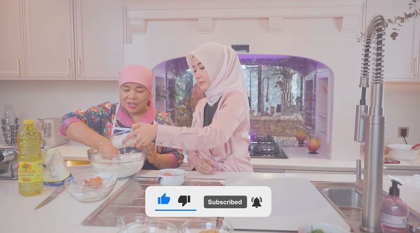 9 Langkah Dewi Zuhriati ibu Fuji bikin kue bawang, renyah dan gurih