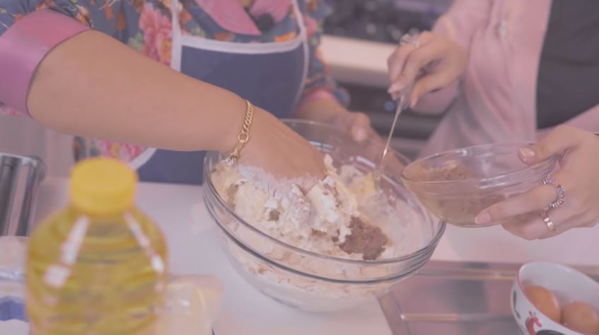 9 Langkah Dewi Zuhriati ibu Fuji bikin kue bawang, renyah dan gurih