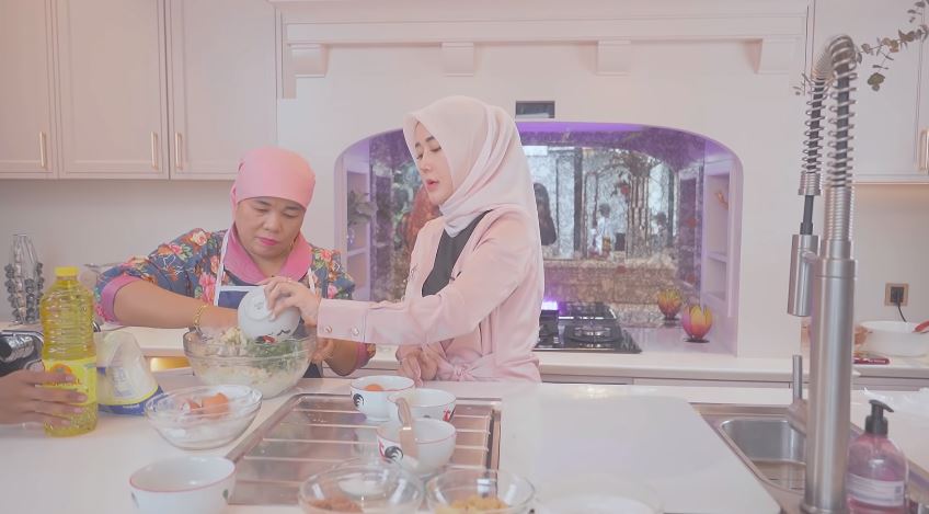 9 Langkah Dewi Zuhriati ibu Fuji bikin kue bawang, renyah dan gurih