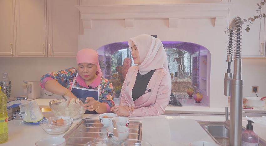 9 Langkah Dewi Zuhriati ibu Fuji bikin kue bawang, renyah dan gurih