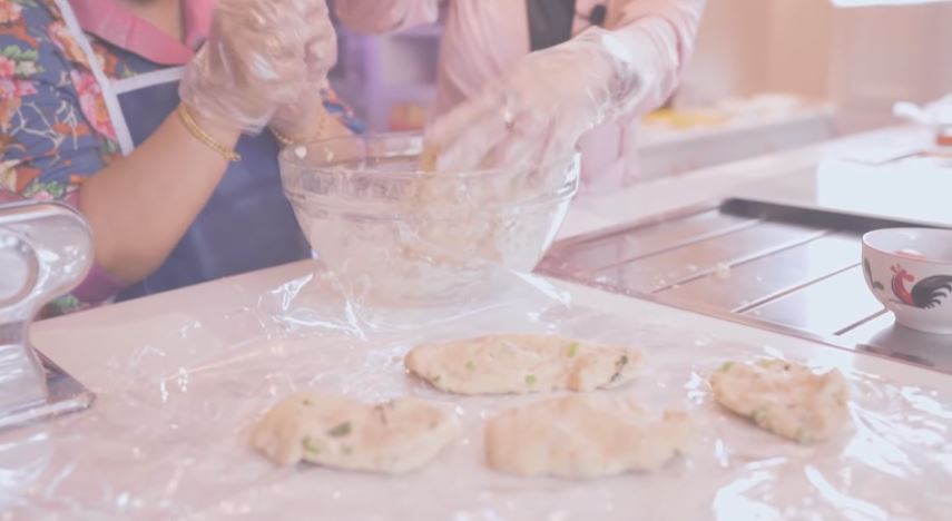 9 Langkah Dewi Zuhriati ibu Fuji bikin kue bawang, renyah dan gurih