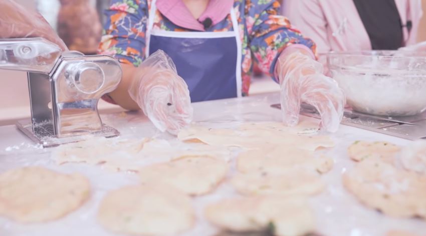 9 Langkah Dewi Zuhriati ibu Fuji bikin kue bawang, renyah dan gurih