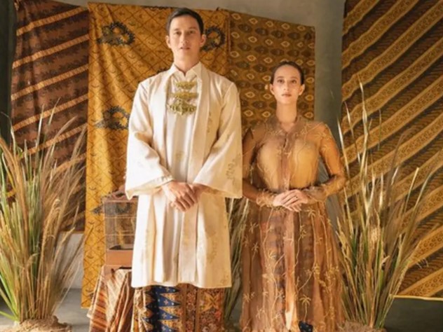 9 Gaya prewedding terbaru Mike Lewis & Janisaa Pradja, usung adat Jawa