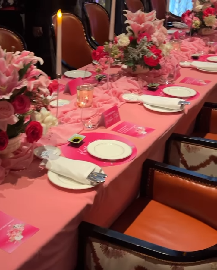 9 Momen perayaan ulang tahun Kartika Putri, pose jari bikin salfok