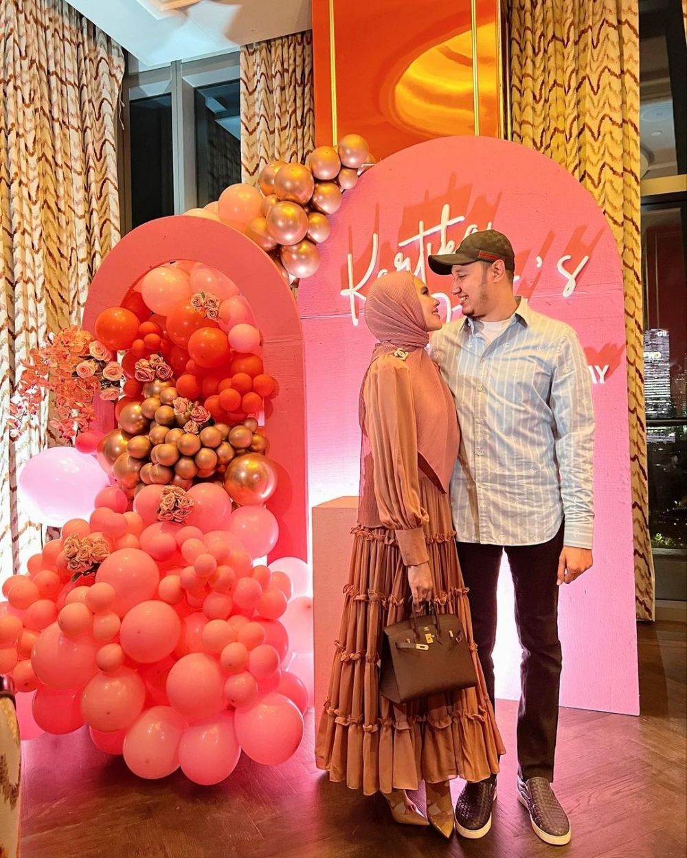 9 Momen perayaan ulang tahun Kartika Putri, pose jari bikin salfok