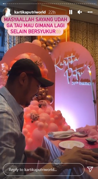 9 Momen perayaan ulang tahun Kartika Putri, pose jari bikin salfok