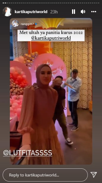 9 Momen perayaan ulang tahun Kartika Putri, pose jari bikin salfok