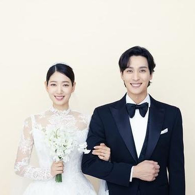 Resmi menikah, ini potret-potret bahagia Park Shin-hye & Choi Tae-joon