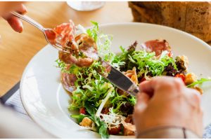 Sering dilakukan, 9 kebiasaan saat sarapan ini bikin berat badan naik