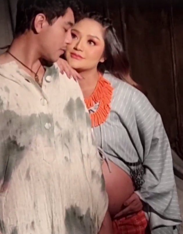 9 Gaya maternity shoot Siti Badriah & suami, serasi bernuansa abu-abu