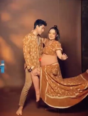 9 Gaya maternity shoot Siti Badriah & suami, serasi bernuansa abu-abu