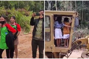 Akses jalan rusak, siswa di Kutai Barat pulang sekolah naik alat berat
