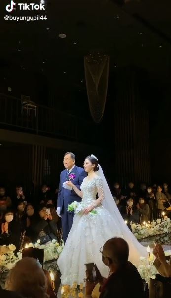 11 Momen pernikahan Park Shin-hye dan Choi Tae-joon, penuh haru